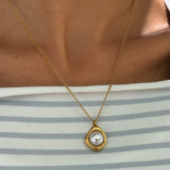 Pretty Pearl Aura Necklace